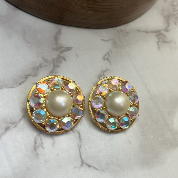 Carolee Pearl and Aurora Borealus Crystal Elegant Gold Clip On Earrings - Picture 3 of 12